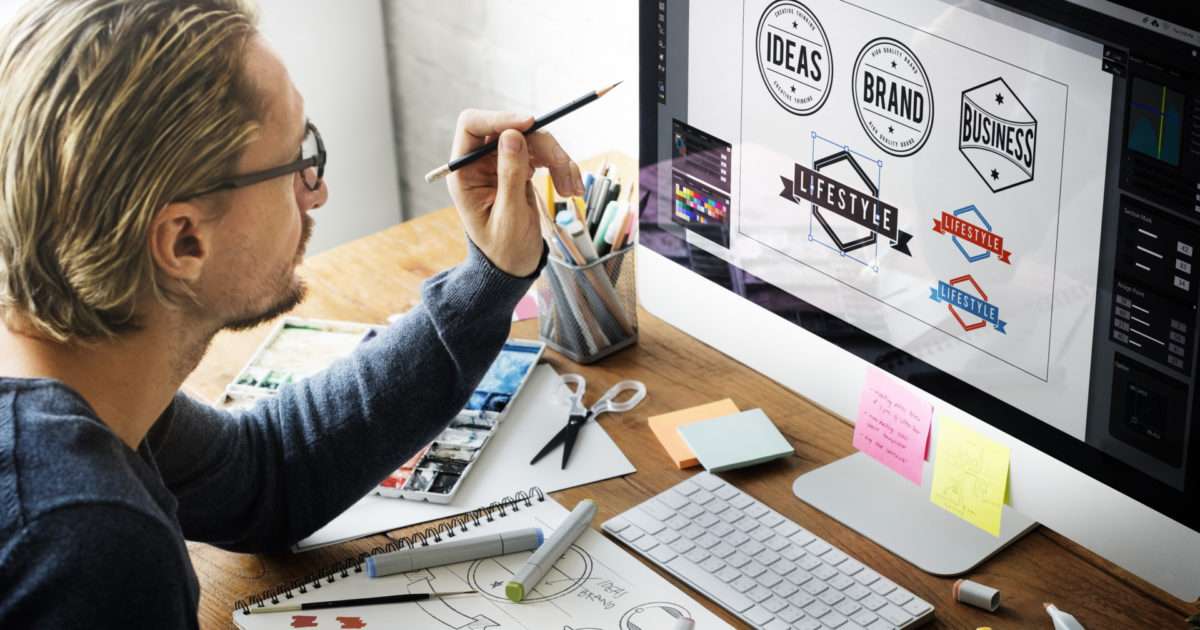 un webdesigner travaille sur des logos